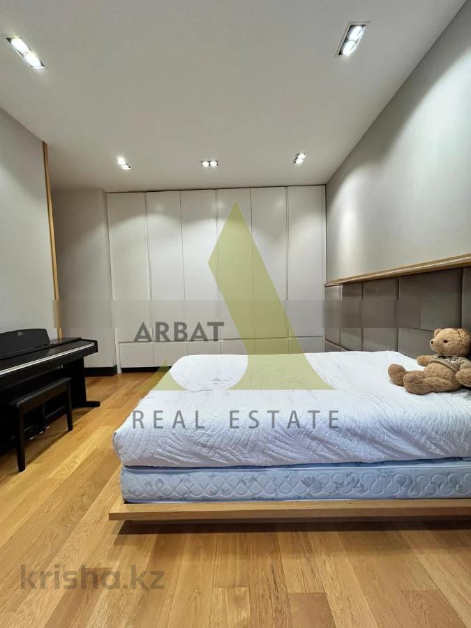 Фото Квартира, 5 комн, 300 м², 3/3 эт.