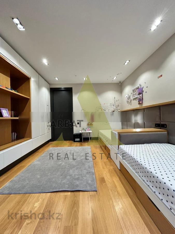 Фото Квартира, 5 комн, 300 м², 3/3 эт.