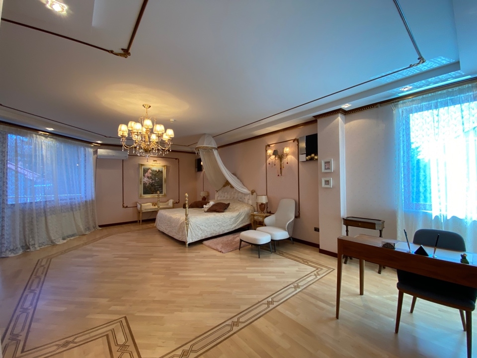 Фото Отдельный дом, 8 комн, 1700м²