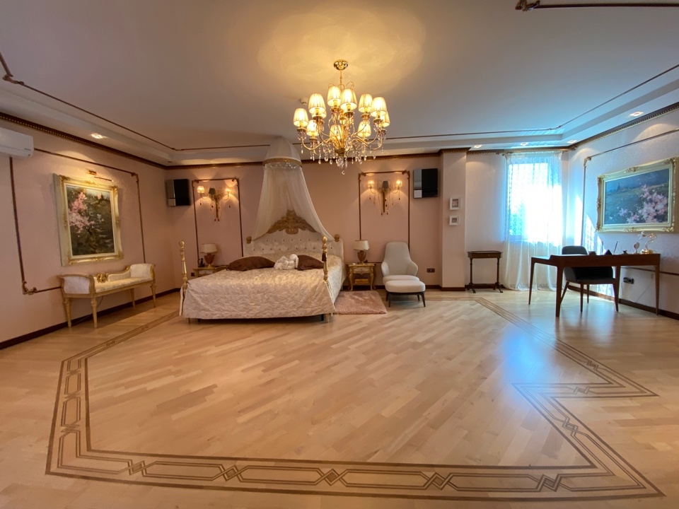 Фото Отдельный дом, 8 комн, 1700м²