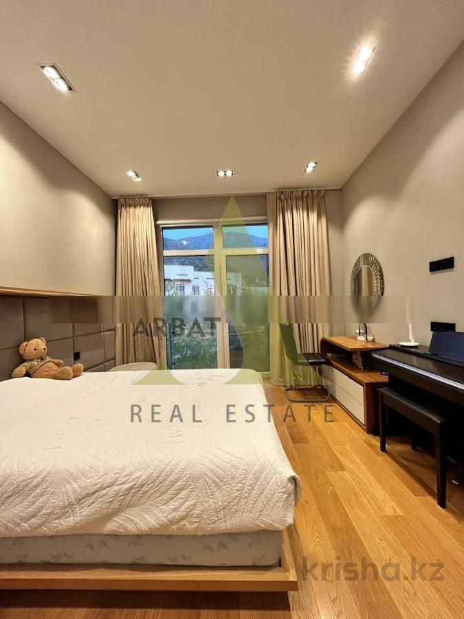 Фото Квартира, 5 комн, 300 м², 3/3 эт.