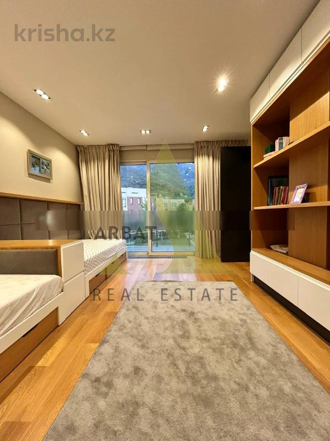 Фото Квартира, 5 комн, 300 м², 3/3 эт.