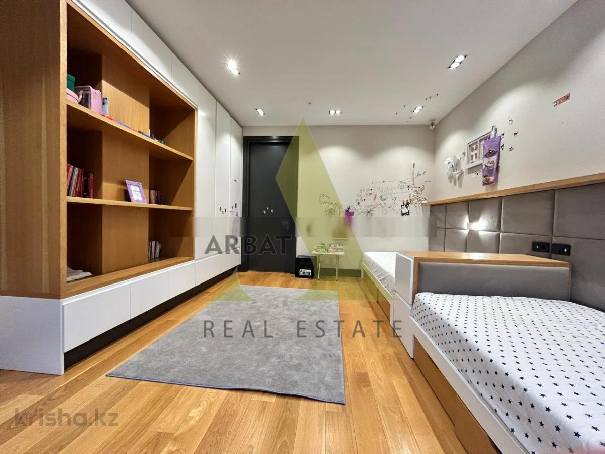 Фото Квартира, 5 комн, 300 м², 3/3 эт.