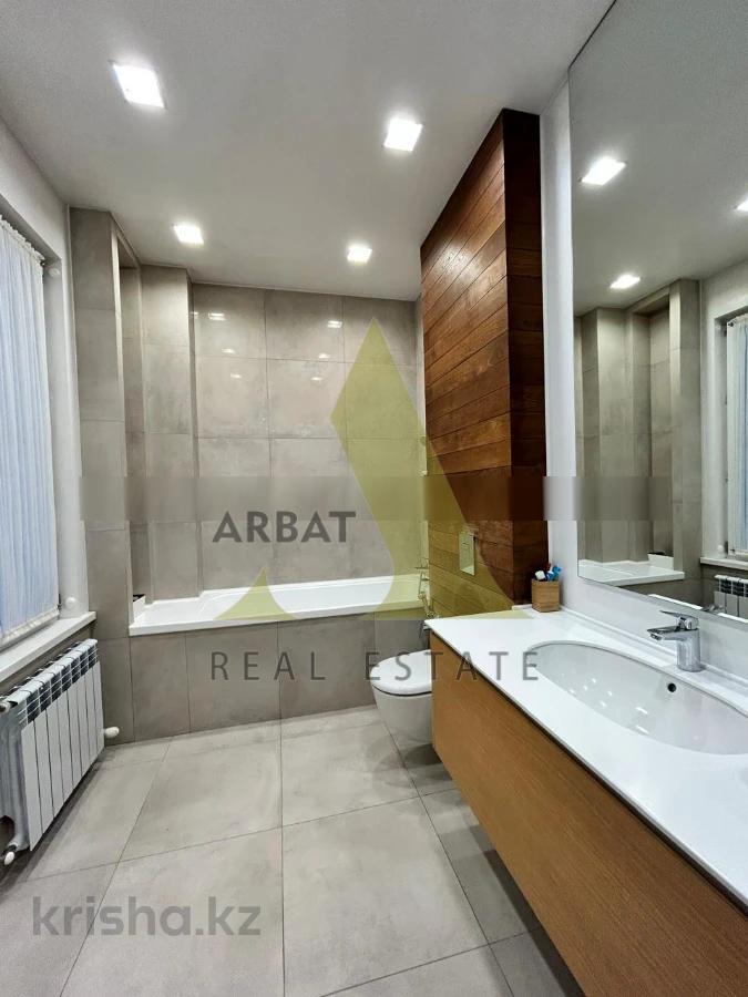 Фото Квартира, 5 комн, 300 м², 3/3 эт.